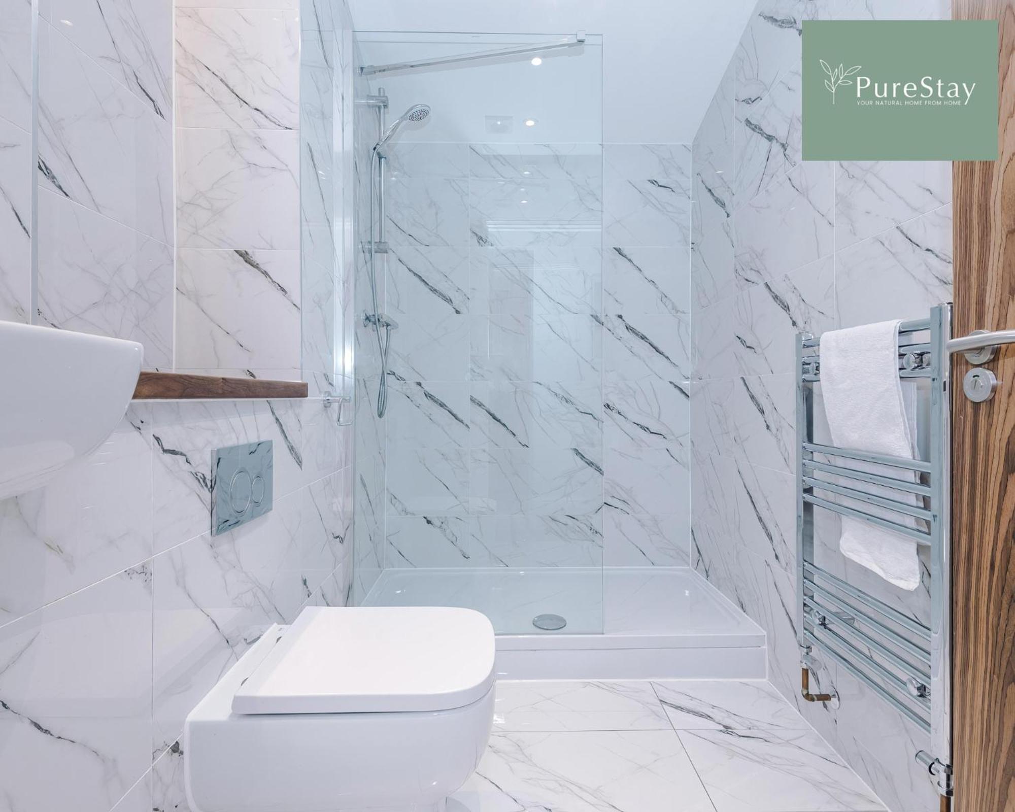 Дом отдыха Stunning Five Bedroom House With Free Parking By Purestay Short Lets & Serviced