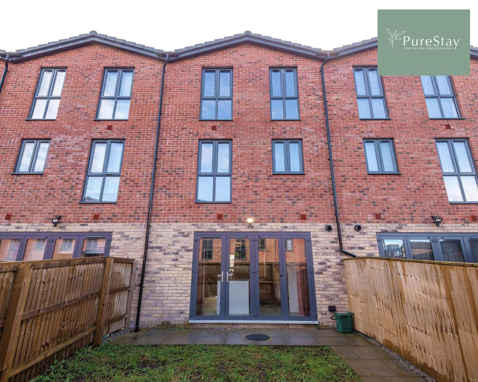 Stunning Five Bedroom House With Free Parking By Purestay Short Lets & Serviced Дом отдыха *