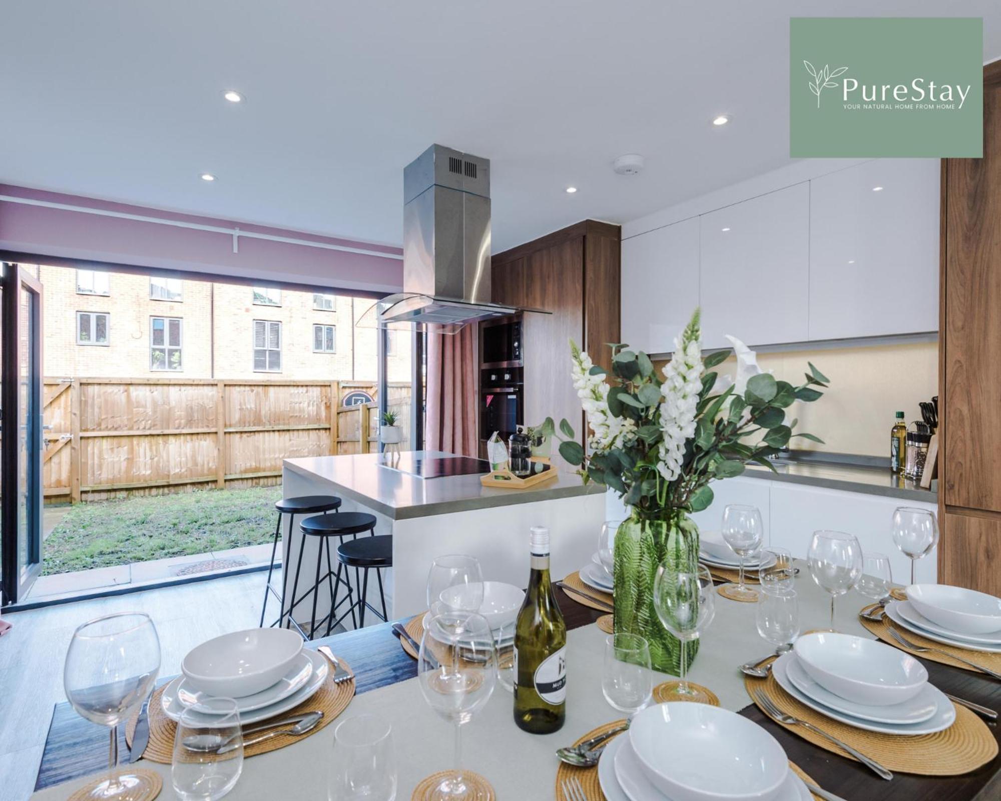 Дом отдыха Stunning Five Bedroom House With Free Parking By Purestay Short Lets & Serviced *