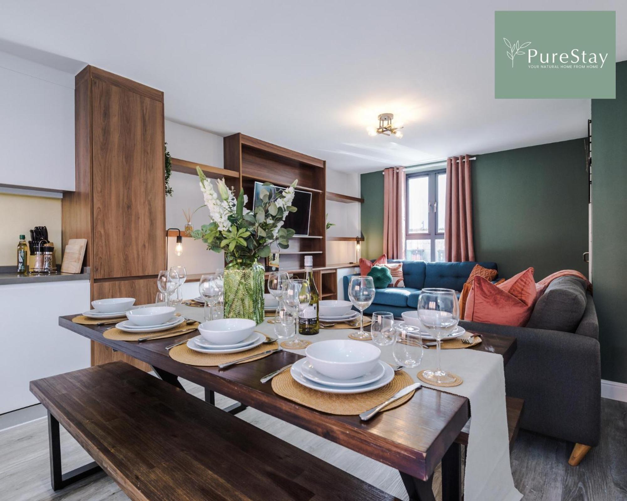 Дом отдыха Stunning Five Bedroom House With Free Parking By Purestay Short Lets & Serviced